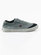 Zapatilla de lona azul marino con lavado especial estilo vintage, puntera de ante y logotipo bordado en rojo en el lateral.