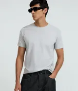 Remera básica de corte slim para hombre, confeccionada en suave algodón peruano. Presenta cuello redondo y mangas cortas, con un diseño liso y versátil.