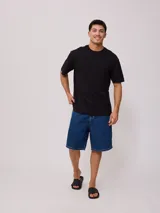 Remera verde agua lisa de corte holgado y mangas cortas.