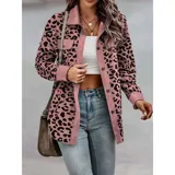 Sobre camisa de pana con estampado animal print, de corte suelto y manga larga. Presenta cuello italiano, cierre frontal con botones y bolsillos en el pecho.