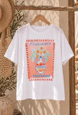 Remerón blanco de corte oversize y manga corta, con estampa frontal ilustrada de un jarrón con flores y texto alusivo.