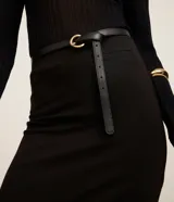 Pollera midi negra de punto roma con tajo frontal y bolsillos laterales.