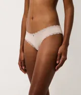 Pack de dos bombachas tipo bikini Lov, confeccionadas en microfibra con detalles de encaje en los bordes y pequeño aplique metálico frontal. Diseño con efecto levanta cola.