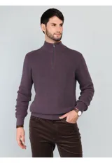 Sweater de punto en color beige, con cuello alto y cierre frontal parcial. Diseño de manga larga con puños y ruedo acanalados.