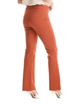 Pantalón de tiro alto con silueta de pierna recta, confeccionado en tejido elastizado. Presenta una pretina con apliques laterales de ecocuero y cadena dorada decorativa.