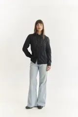 Camisa color beige claro con bordados florales y geométricos en el frente y cuello.