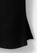Vestido midi negro de manga larga, con escote redondo, lazo ajustable en la cintura y tajo lateral.