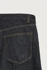 Pantalón jeans de corte recto y ajuste holgado, confeccionado en denim de algodón rígido. Presenta diseño clásico de cinco bolsillos, cierre frontal con cremallera y botón, con un acabado de lavado claro.