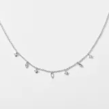 Collar plateado con cadena fina y dijes colgantes con forma de hoja y pequeños cristales.