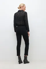 Jegging negro de tiro alto, corte ajustado y largo al tobillo.