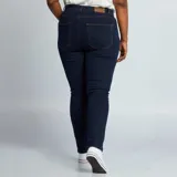 Pantalón de jean skinny de tiro alto, color azul oscuro, con cinco bolsillos y cierre frontal con botones.