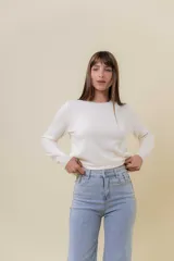 Buzo de punto color beige melange, de manga larga, cuello redondo y corte recto.