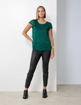 Blusa verde esmeralda de encaje con mangas cortas con volados, espalda con abertura central y botón.