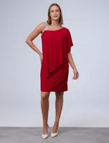Vestido corto rojo de seda fría, con corte a la rodilla, un hombro descubierto y aplique de lentejuelas en el bretel.