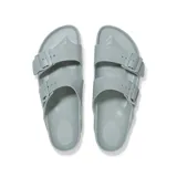 Sandalia Birkenstock modelo Arizona, confeccionada en material EVA ligero y flexible, con diseño de dos correas ajustables con hebillas al tono.