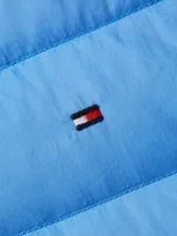 Campera acolchada celeste con cuello alto y cierre frontal con cremallera. Tiene dos bolsillos laterales con cierre y logo de la marca bordado en el pecho.