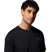 Remera de manga corta Columbia, color negro, con cuello redondo y logo de la marca estampado en pequeño en el pecho.