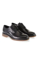 Zapato de cuero negro con cordones, suela plana y costuras decorativas.