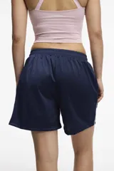 Short deportivo color bordó, confeccionado en tela satinada de poliéster. Presenta una franja lateral blanca, bolsillos laterales y cintura elastizada.