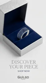 Anillo de plata 925 con diseño de banda ancha, engastado con múltiples circonias azules en un patrón geométrico entrelazado.