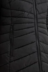 Campera puffer negra de largo medio, con diseño acolchado, cierre frontal y capucha integrada.