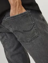 Jean gris oscuro de corte slim fit, con tiro bajo, rodilla ajustada y pierna ceñida. Diseño clásico de cinco bolsillos y cierre con botón.