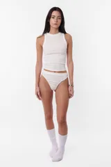 Tanga cavada de tiro alto con elástico para mejor ajuste. Cintura ancha con elástico interno.