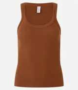 Musculosa básica de calce ajustado confeccionada en tejido rib acanalado. Presenta escote redondo y breteles medios, ofreciendo un diseño versátil y cómodo.