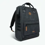 Mochila Cabaia modelo Adventurer Le Havre, color azul con detalles en marrón. Confeccionada en poliéster impermeable, cuenta con sistema MOLLE, compartimento acolchado para tablet o PC, correa para sujetar a la maleta y tirantes acolchados antitranspirantes.