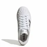 Championes urbanos Adidas modelo Streettalk Bold, color blanco con detalles en plateado. Presentan una suela de plataforma, las icónicas tres tiras laterales en tono metalizado y puntera reforzada.