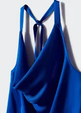 Top azul eléctrico de satén con cuello drapeado y tirantes finos.