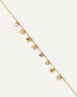 Pulsera dorada con cadena fina y ocho colgantes de circonitas cúbicas multicolores.