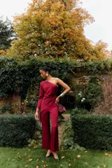 Top asimétrico color burdeos, con una manga larga y el otro hombro descubierto. Presenta drapeado en el lateral y un bajo asimétrico.