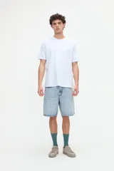 Remera de manga corta clásica, color blanco, de calce clásico con textura suave de jersey de algodón.