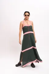 Vestido largo de punto tipo solera en color verde oscuro, con tirantes anchos y detalles de rayas horizontales en color rosado claro en el escote, la cintura, los cortes de la falda y el ruedo.