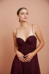 Vestido corto color vino de seda con escote corazón, breteles finos y falda con volados.