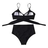 Bikini de dos piezas color fucsia. El top presenta un diseño cruzado en el frente con breteles finos ajustables, mientras que la bombacha es de tiro alto con detalle de frunces laterales.