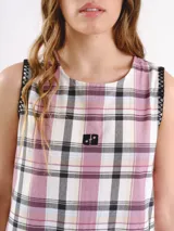 Vestido largo sin mangas, de corte amplio y relajado, con estampa a cuadros, escote redondo y falda fruncida. Cuenta con detalles de costura a contratono en las sisas y logo frontal.