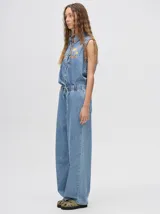 Pantalón de denim estilo jean relajado, de corte recto y holgado, con cintura elástica ajustable mediante cordón.