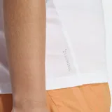 Remera de running Adidas de corte clásico y cuello redondo, confeccionada en tejido técnico liviano con tecnología de absorción de sudor. Presenta un diseño minimalista en color blanco con el logo de la marca en tono reflectante en el pecho.