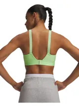 Top deportivo Under Armour Infinity Mid 2.0 de sujeción media, color gris con detalles en verde lima. Presenta tirantes ajustables, paneles laterales de malla para ventilación y banda elástica inferior con logo de la marca.