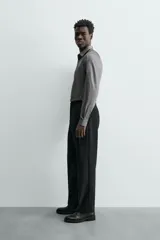 Camisa de hombre color beige claro, de corte slim fit, con cuello italiano, manga larga y cierre frontal de botonadura.