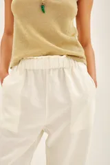 Pantalon de corte recto confeccionado en mezcla de liocel y lino, con cintura elastizada y bolsillos laterales.