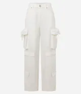 Pantalón baggy de sarga color blanco, con trabillas en la cintura, bolsillos delanteros, traseros y laterales tipo cargo.