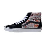 Championes de caña alta Vans modelo Sk8-HI, con diseño estampado de historietas de Condorito en los laterales. Presentan puntera y talón de gamuza negra, cordones blancos y suela de goma vulcanizada con la clásica franja lateral de la marca.