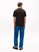 Remera de corte slim color negro con mangas cortas, cuello redondo y detalle de doble raya blanca en los puños. Presenta el icónico logo bordado de la marca en el pecho.