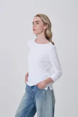 Remera negra de manga tres cuartos con cuello redondo a la base.