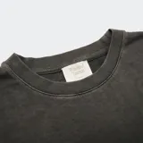 Remera Wasted Talent Otaru con efecto deslavado, corte oversize y hombros caídos. Presenta estampado frontal con texto en caracteres asiáticos, "WASHED UP" y "Wasted Talent".