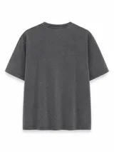 Remera de corte holgado color gris verdoso, con estampa frontal de un leopardo y la frase 'Untamed spirit her rules' en letras rojas.