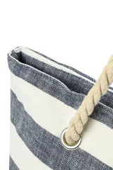 Bolso tipo tote con rayas horizontales blancas y azules, asas de soga y cierre superior.